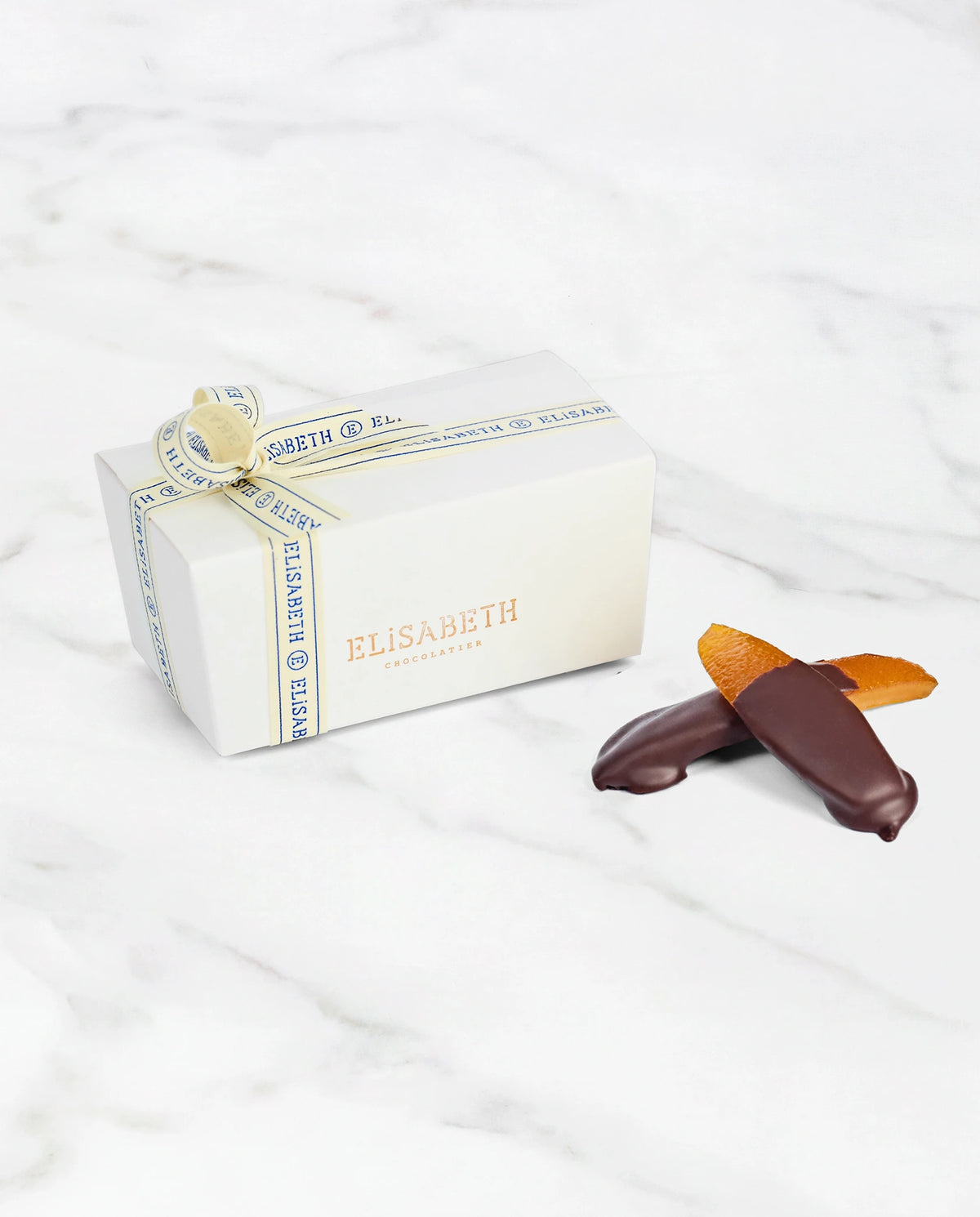 Orangettes: gekonfijte sinaasappelschillen met pure chocolade, in ballotin
