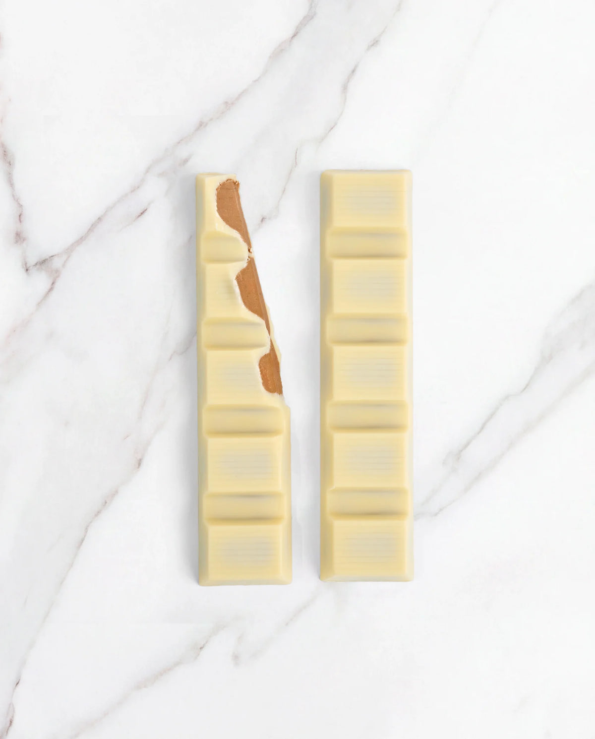 Witte chocoladereep met hazelnootpralinévulling