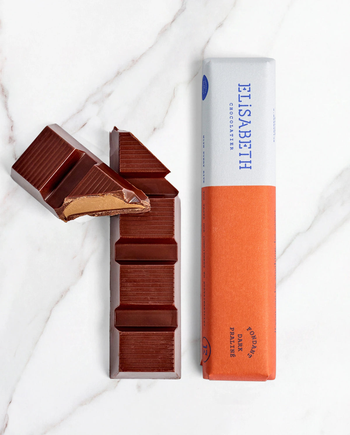 Donkere chocoladereep met hazelnootpralinévulling