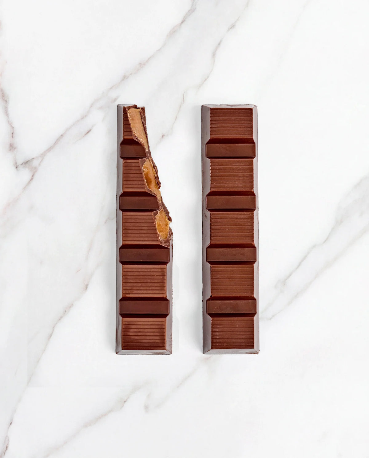 Donkere chocoladereep met hazelnootpralinévulling