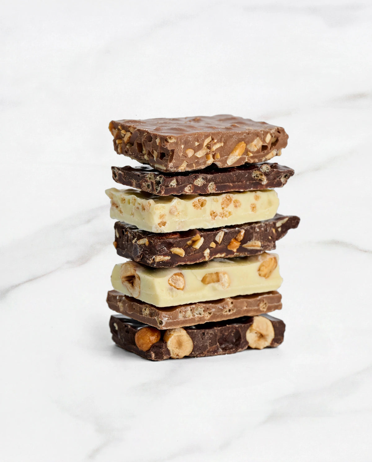 Chocoladebrokken, mix van donkere, melk- en witte chocolade