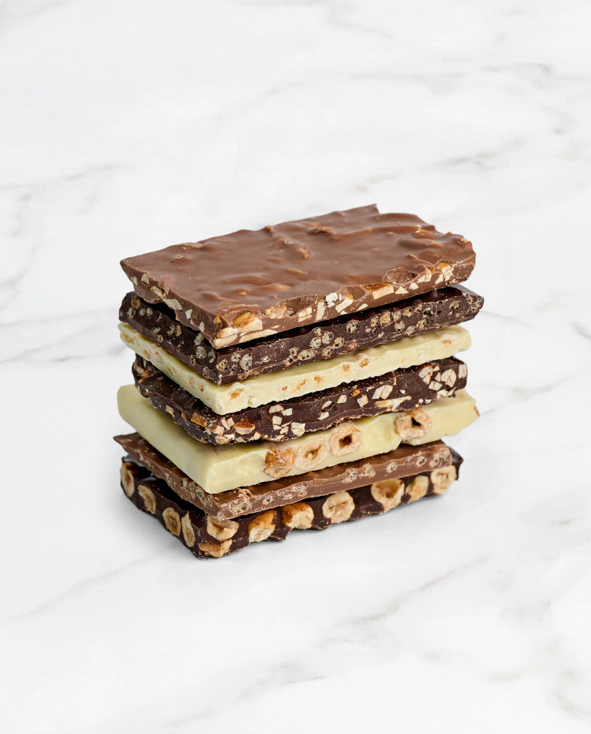 Chocoladebrokken, mix van donkere, melk- en witte chocolade, groot formaat