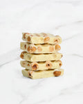 Witte chocoladebrokken met hazelnoten