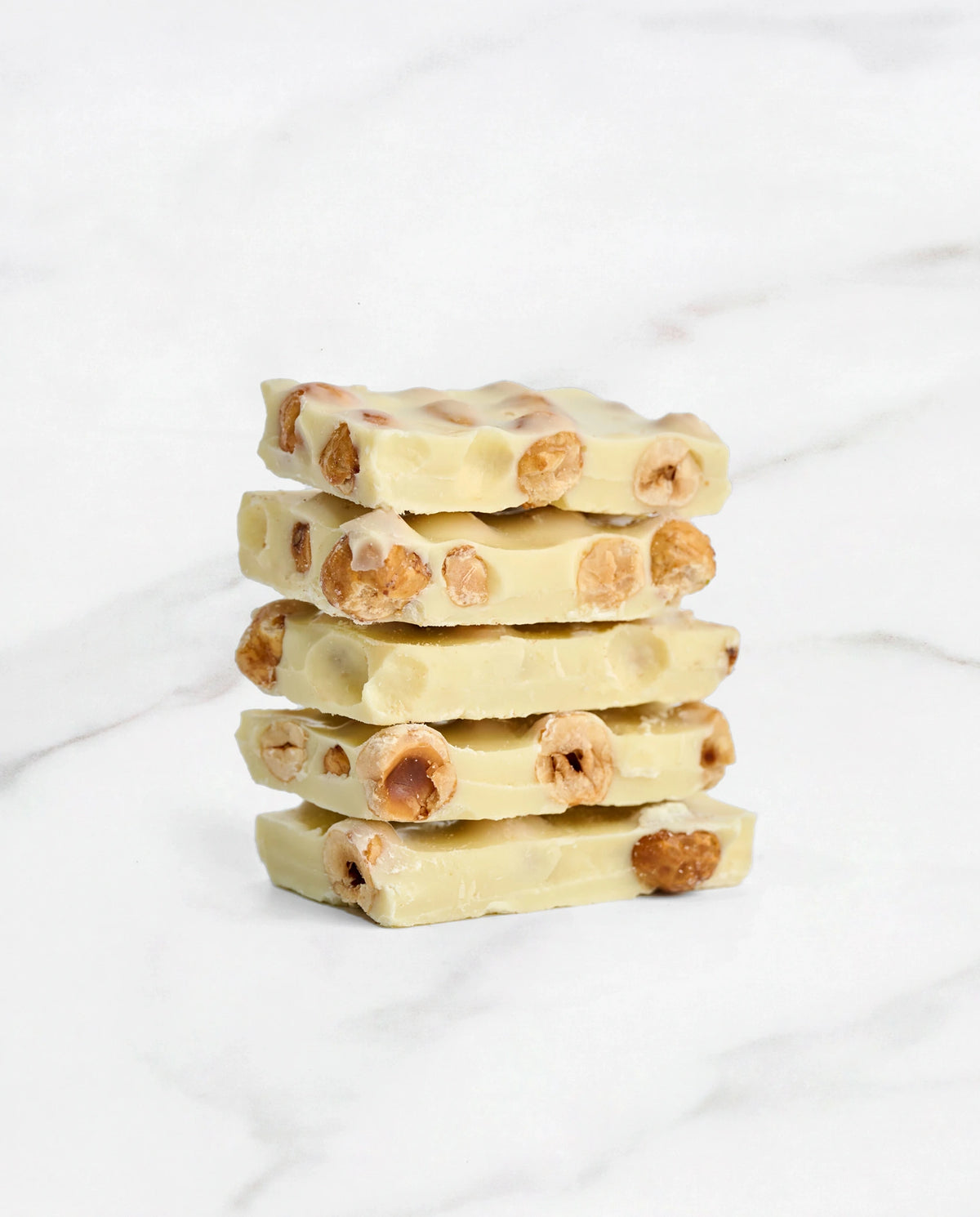Witte chocoladebrokken met hazelnoten