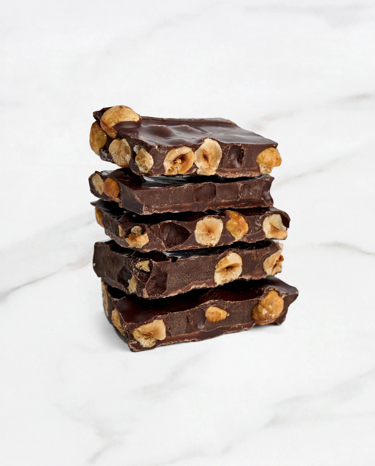 Donkere chocoladebrokken met hazelnoten