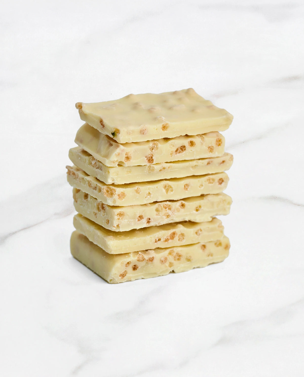 Witte chocoladebrokken met gepofte rijst