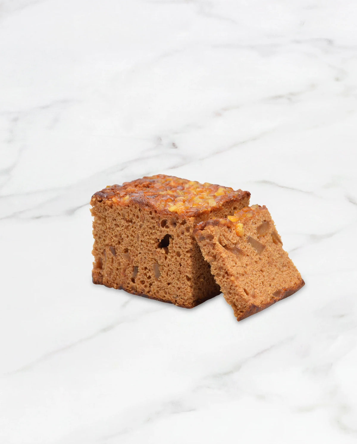 Gingerbread with apple and raisins