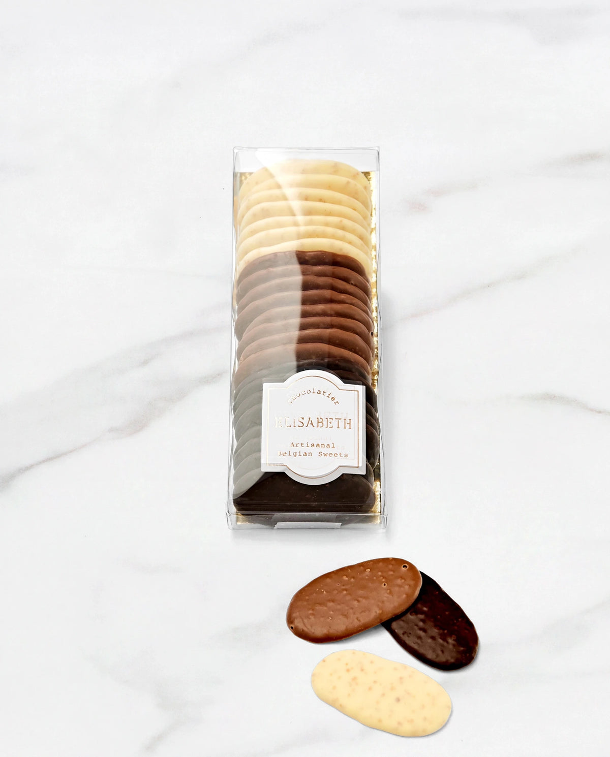 Chocolade tuiles met nougatine, detail
