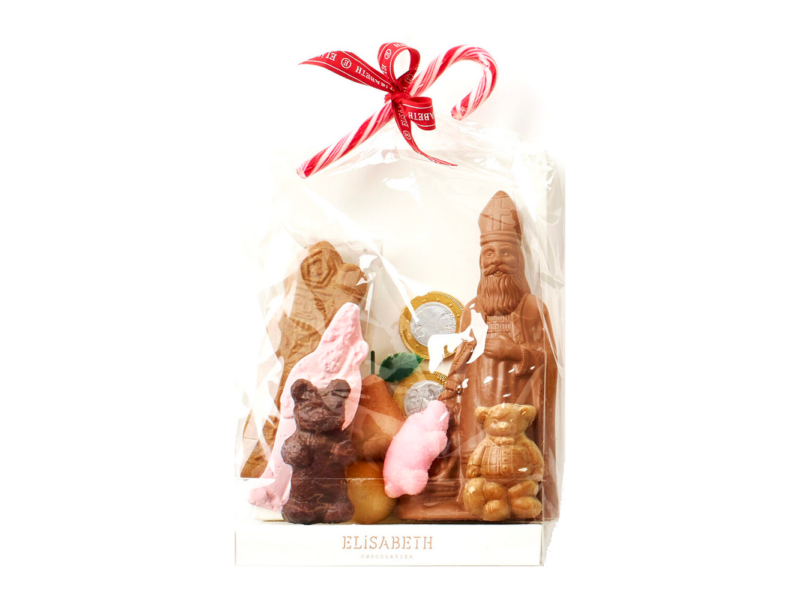 Dans ce sachet de bonbons Saint Nicolas, outre la traditionnelle figurine en chocolat, vous trouverez également des biscuits Saint Nicolas (speculoos) et des bonbons Saint Nicolas (guimauve chocolat, massepain, bâton de marche).
