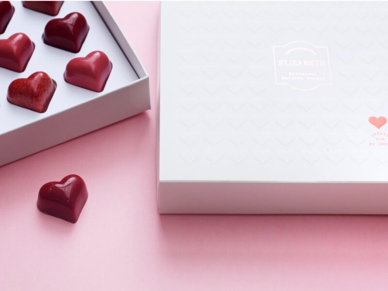Chocolat cœur de Saint Valentin, accompagné d'un box cadeau de Elisabeth. Ces cœurs de St. Valentin en chocolat sont de qualité supérieure.